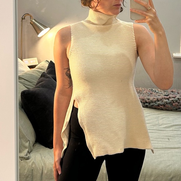 Aritzia Ribbed Tank - Picture 1 of 7